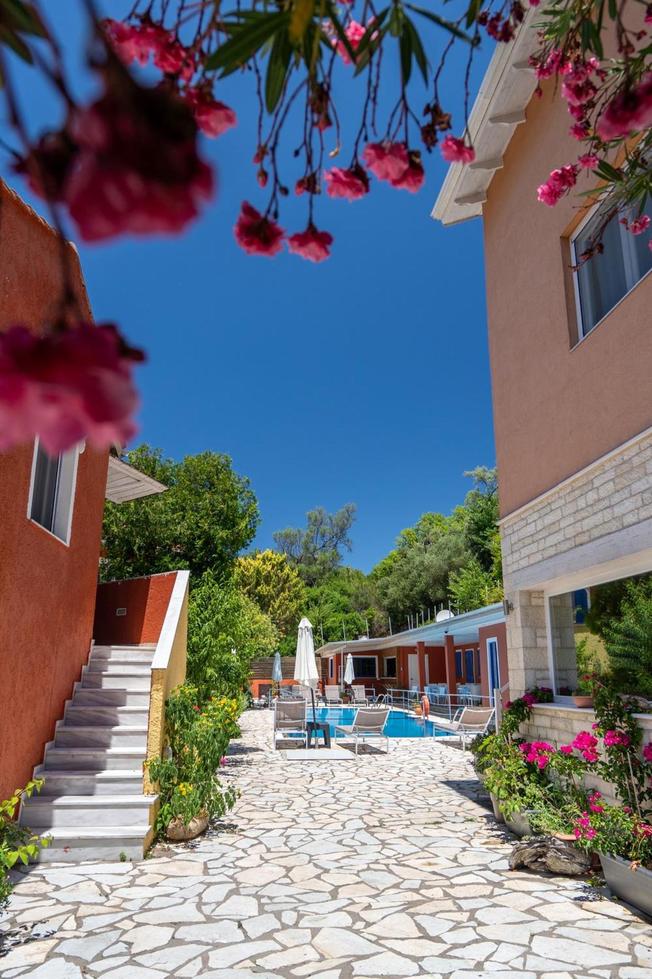 Vliho Bay Boutique Hotel Yénion Екстериор снимка